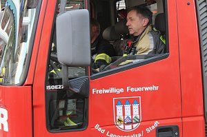 Fr&ouml;hliche Menschen feierten bei strahlendem Sonnenschein den Karnevalsumzug durch Bad Langensalza