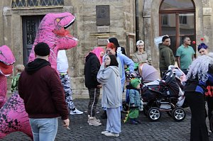 Fr&ouml;hliche Menschen feierten bei strahlendem Sonnenschein den Karnevalsumzug durch Bad Langensalza