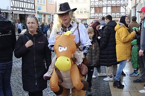Fr&ouml;hliche Menschen feierten bei strahlendem Sonnenschein den Karnevalsumzug durch Bad Langensalza