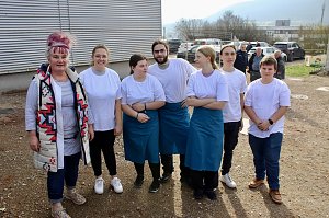 Sch&uuml;lerinnen und Sch&uuml;ler des SBZ Kyffh&auml;userkreis, mit ihrer Lehrerin Frau Melzer, sorgten f&uuml;r leckere Canapees und Getr&auml;nke beim Richtfest f&uuml;r den Berufsschulen-Campus in Sondershausen