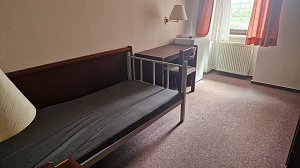 Einfach eingerichtete Zimmer