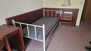 Einfach eingerichtete Zimmer