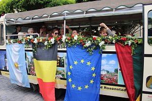 211. Brunnenfestumzug in Bad Langensalza mit vielen fr&ouml;hlichen Akteuren
