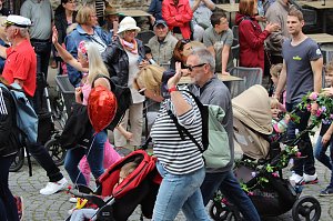 211. Brunnenfestumzug in Bad Langensalza mit vielen fr&ouml;hlichen Akteuren