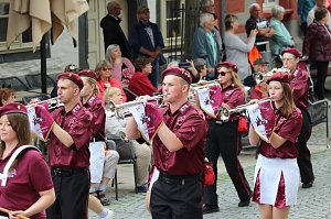 211. Brunnenfestumzug in Bad Langensalza mit vielen fr&ouml;hlichen Akteuren