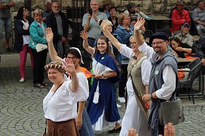 211. Brunnenfestumzug in Bad Langensalza mit vielen fr&ouml;hlichen Akteuren