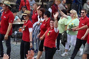 Teilnehmerinnen und Teilnehmer des Festumzuges zum 211. Brunnenfest in Bad Langensalza 