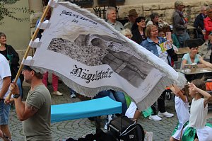 Teilnehmerinnen und Teilnehmer des Festumzuges zum 211. Brunnenfest in Bad Langensalza 