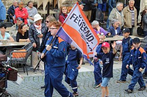 Teilnehmerinnen und Teilnehmer des Festumzuges zum 211. Brunnenfest in Bad Langensalza 