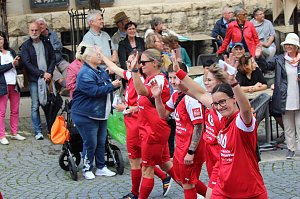 Teilnehmerinnen und Teilnehmer des Festumzuges zum 211. Brunnenfest in Bad Langensalza 