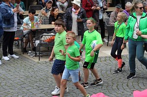 Teilnehmerinnen und Teilnehmer des Festumzuges zum 211. Brunnenfest in Bad Langensalza 