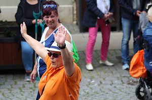 Teilnehmerinnen und Teilnehmer des Festumzuges zum 211. Brunnenfest in Bad Langensalza 