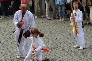 Teilnehmerinnen und Teilnehmer des Festumzuges zum 211. Brunnenfest in Bad Langensalza 