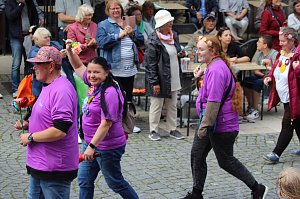 Teilnehmerinnen und Teilnehmer des Festumzuges zum 211. Brunnenfest in Bad Langensalza 