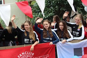 Teilnehmerinnen und Teilnehmer des Festumzuges zum 211. Brunnenfest in Bad Langensalza 