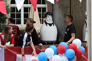 Teilnehmerinnen und Teilnehmer des Festumzuges zum 211. Brunnenfest in Bad Langensalza 