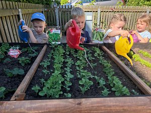 Am neuen Hochbeet k&ouml;nnen auch kleine G&auml;rtner gut arbeiten