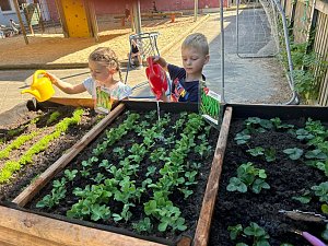 Am neuen Hochbeet k&ouml;nnen auch kleine G&auml;rtner gut arbeiten