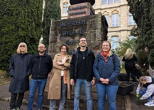 (v.l.n.r.): Josefine B&ouml;ttcher, Bundesfreiwillige beim Volksbund Deutsche Kriegsgr&auml;berf&uuml;rsorge e.V., Sebastian Fehnl, Bildungsreferent Volksbund Deutsche Kriegsgr&auml;berf&uuml;rsorge e.V., Claudia Langhammer, Leiterin Stabsstelle Kultur / Tourismus / Wirtschaftsf&ouml;rderung, Martin Brauer, Geschichtslehrer am Staatlichen Gymnasium Geschwister Scholl und Dr. Carolin Sch&auml;fer, Leiterin des Schlossmuseums in Sondershausen.