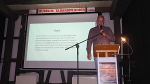 Ulrich Ebert stellte spezielle Kontaktlinsen vor