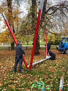 Kirmesburschen bauen eine neuen Schaukel auf
