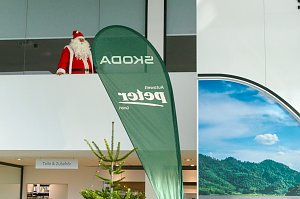 Weihnachtsbau in der Skoda-Autowelt geschmückt