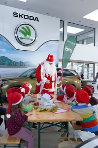 Weihnachtsbau in der Skoda-Autowelt geschmückt