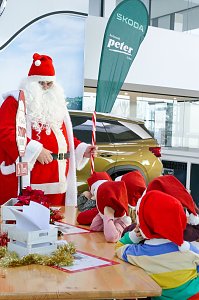 Weihnachtsbau in der Skoda-Autowelt geschmückt