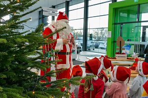 Weihnachtsbau in der Skoda-Autowelt geschmückt