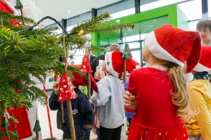 Weihnachtsbau in der Skoda-Autowelt geschmückt