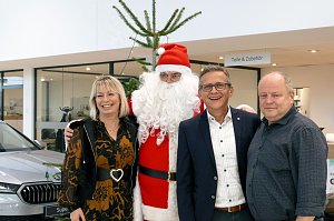 Weihnachtsbau in der Skoda-Autowelt geschmückt