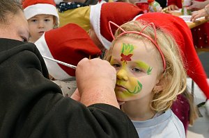 Weihnachtsbau in der Skoda-Autowelt geschmückt