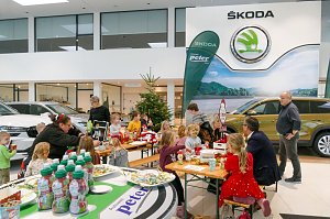 Weihnachtsbau in der Skoda-Autowelt geschmückt