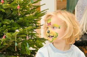 Weihnachtsbau in der Skoda-Autowelt geschmückt