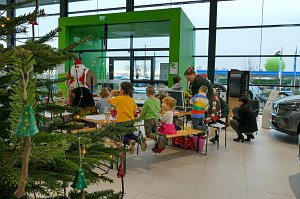 Weihnachtsbau in der Skoda-Autowelt geschmückt