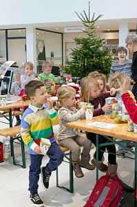 Weihnachtsbau in der Skoda-Autowelt geschmückt