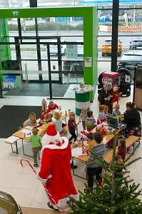 Weihnachtsbau in der Skoda-Autowelt geschmückt