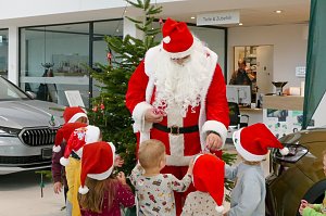 Weihnachtsbau in der Skoda-Autowelt geschmückt