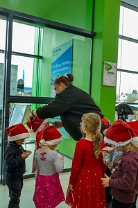 Weihnachtsbau in der Skoda-Autowelt geschmückt