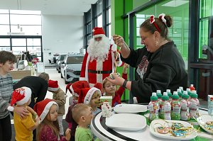 Weihnachtsbau in der Skoda-Autowelt geschmückt