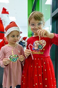 Weihnachtsbau in der Skoda-Autowelt geschmückt