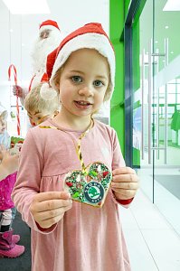 Weihnachtsbau in der Skoda-Autowelt geschmückt