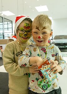 Weihnachtsbau in der Skoda-Autowelt geschmückt