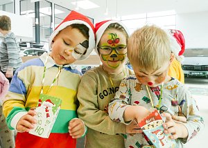 Weihnachtsbau in der Skoda-Autowelt geschmückt