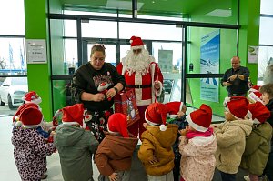 Weihnachtsbau in der Skoda-Autowelt geschmückt