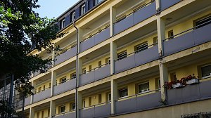 Der alte Laubengang muss aufgrund sehr schlechter Betonqualit&auml;t umfangreich saniert werden. Nach der Modernisierung wird er umgenutzt als Vorzone f&uuml;r die Wohnungen dienen. Ein neuer Laubengang mit Aufzug wird davorgestellt.