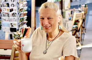 Das Jahr 2024 in Bad Langensalza - Stephanie Schwich probiert jeden Tee erst selbst, bevor Sie ihn ihren Kunden anbietet
