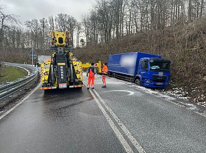 Rutschige Fahrbahn f&uuml;hrt zu Unfall
