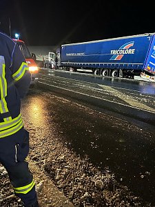 Unfall in Greu&szlig;en - Pkw kollidiert, in der Stra&szlig;e Hinter der Ziegelh&uuml;tte in Fahrtrichtung B4, mit Sattelzug
