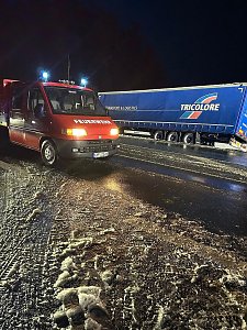 Unfall in Greu&szlig;en - Pkw kollidiert, in der Stra&szlig;e Hinter der Ziegelh&uuml;tte in Fahrtrichtung B4, mit Sattelzug